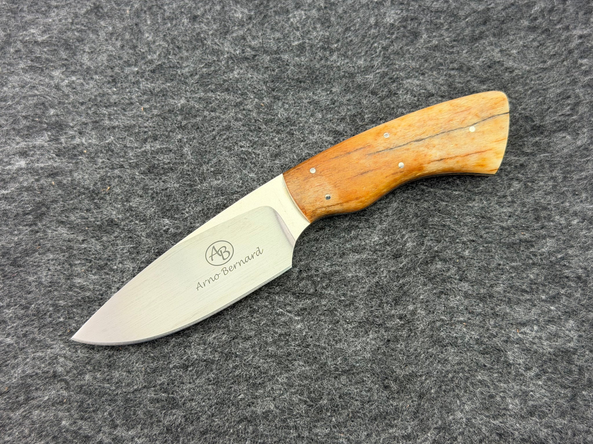 Arno Bernard - Gecko Model w/ Giraffe Bone - 5302